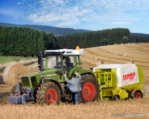 KIBRI 12233 H0 Traktor Fendt z osprzętem rolniczym