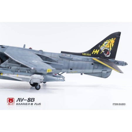 UMA MODEL D1003 AV-8B Harrier II PLUS - 1:48