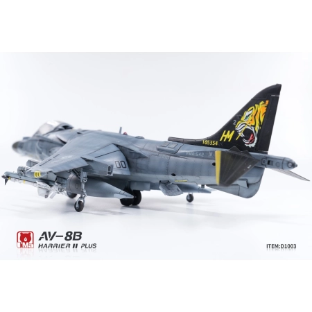 UMA MODEL D1003 AV-8B Harrier II PLUS - 1:48