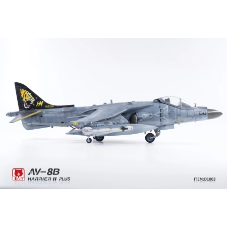 UMA MODEL D1003 AV-8B Harrier II PLUS - 1:48