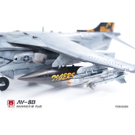 UMA MODEL D1003 AV-8B Harrier II PLUS - 1:48