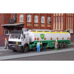 KIBRI 14670 H0 Ciągnik siodłowy Mercedes SK 1834 z naczepą cysterną BP