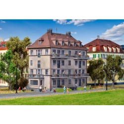 KIBRI 38357 H0 Budynek trzypiętrowy z balkonami