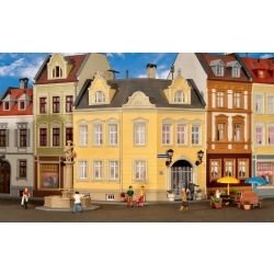 KIBRI 38388 H0 Kamienica narożna z bramą