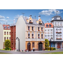 KIBRI 38389 H0 Kamienica z warsztatem w podwórzu