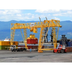 KIBRI 38530 H0 Suwnica bramowa do kontenerów