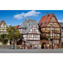 KIBRI 38901 H0 Dom szachulcowy z bramą