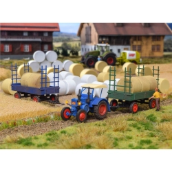 KIBRI 38999 H0 Traktor Lanz Bulldog z oświetleniem / przyczepy / bele siana