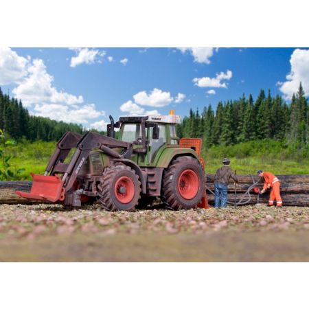 KIBRI 12246 H0 Traktor Fendt 926 z osprzętem i pniami