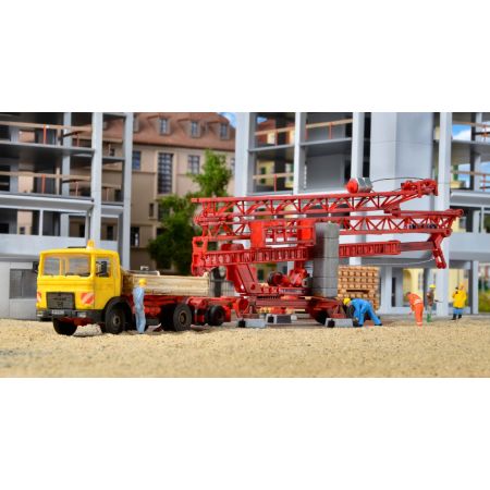 KIBRI 13025 H0 Żuraw dolnoobrotowy Liebherr SK 20 z ciężarówką MAN