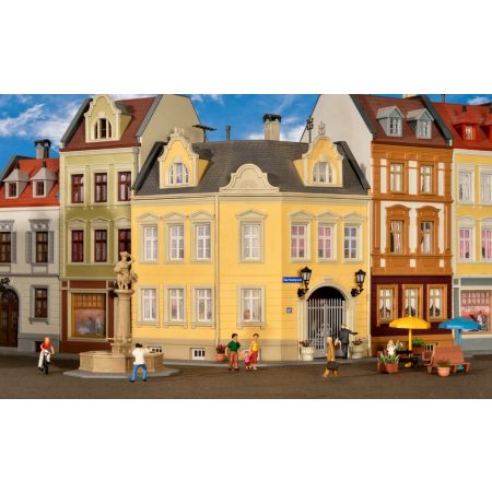 KIBRI 38388 H0 Kamienica narożna z bramą