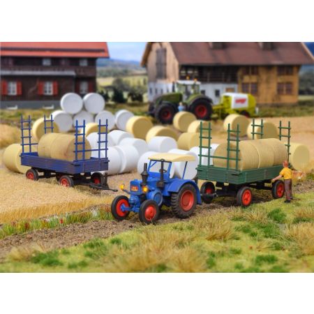 KIBRI 38999 H0 Traktor Lanz Bulldog z oświetleniem / przyczepy / bele siana