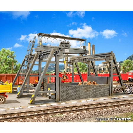 VOLLMER 45780 H0 Składowisko złomu z suwnicą