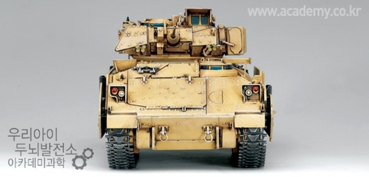 ACADEMY 13205 M2A2 Bradley Iraq 2003 1:35